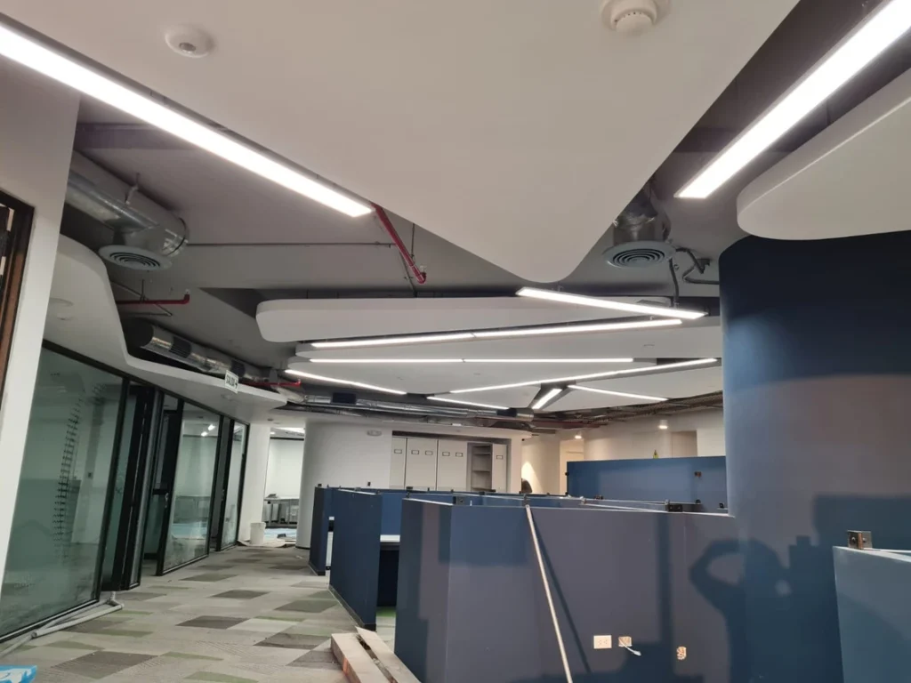 Interior de oficina administrativa implementada por A&R Constructores