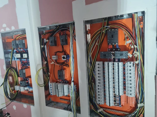 Tableros eléctricos y cableado de fuerza en local comercial