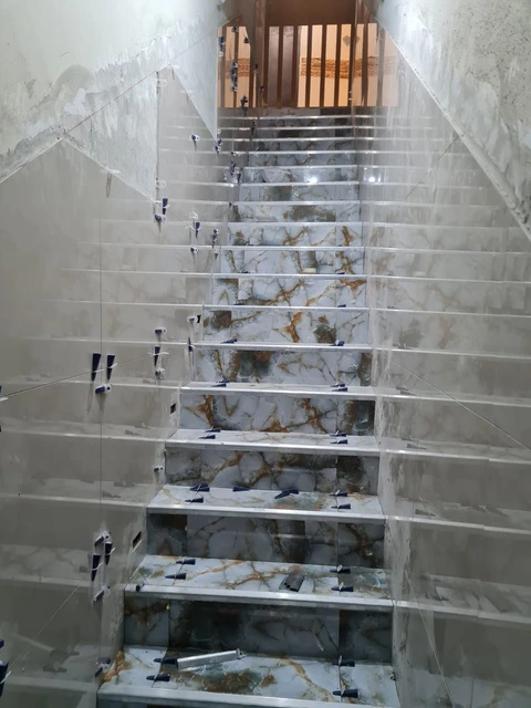 Escalera con instalación de porcelanato sobre obra de concreto