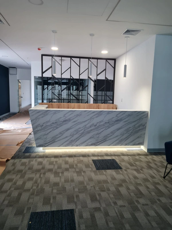 Counter de recepción en melamina y MDF a medida