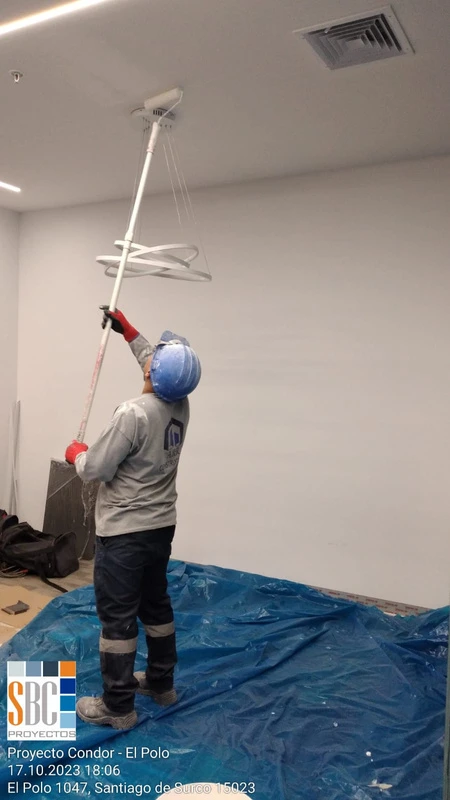 Pintado de techo y acabados en oficina