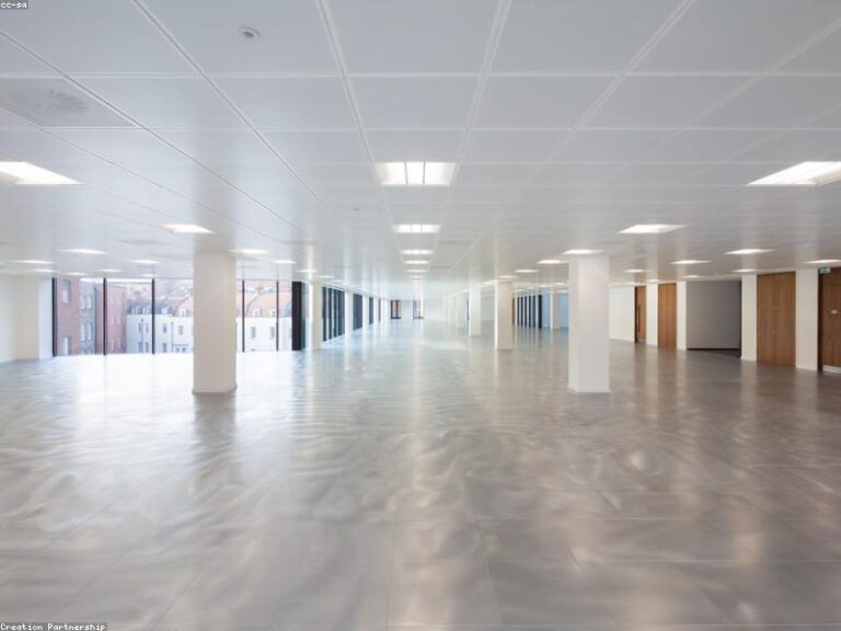 Oficina administrativa con tabiqueria de drywall, iluminacion y climatizacion instaladas