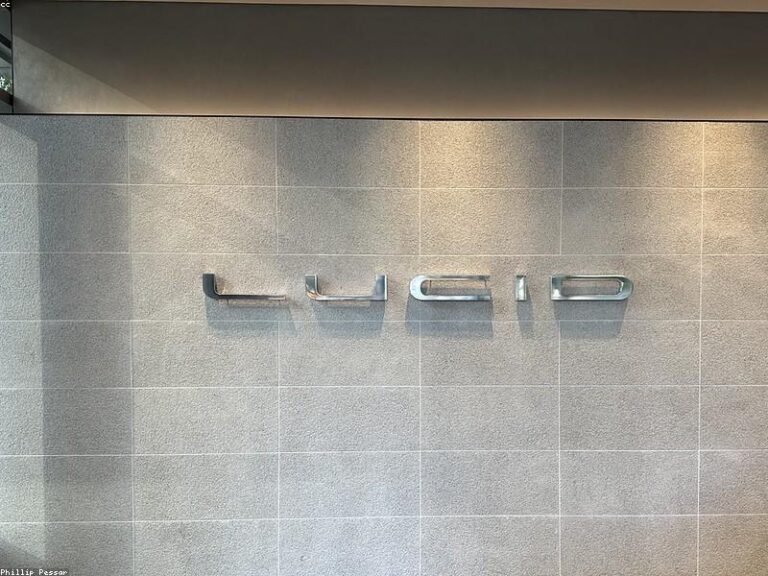 Showroom automotriz con piso epoxico, iluminacion tecnica y cristales instalados